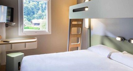 ibis budget Sallanches Pays du Mont Blanc Room Type - TRIPLE - Room with a large bed and a bunk bed