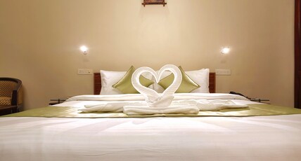 Arya International Room Type - Deluxe AC