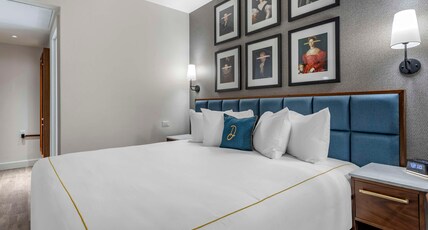 The Draper New York, Tapestry Collection by Hilton Room Type - 1 KING BED PREMIUM CITY VW