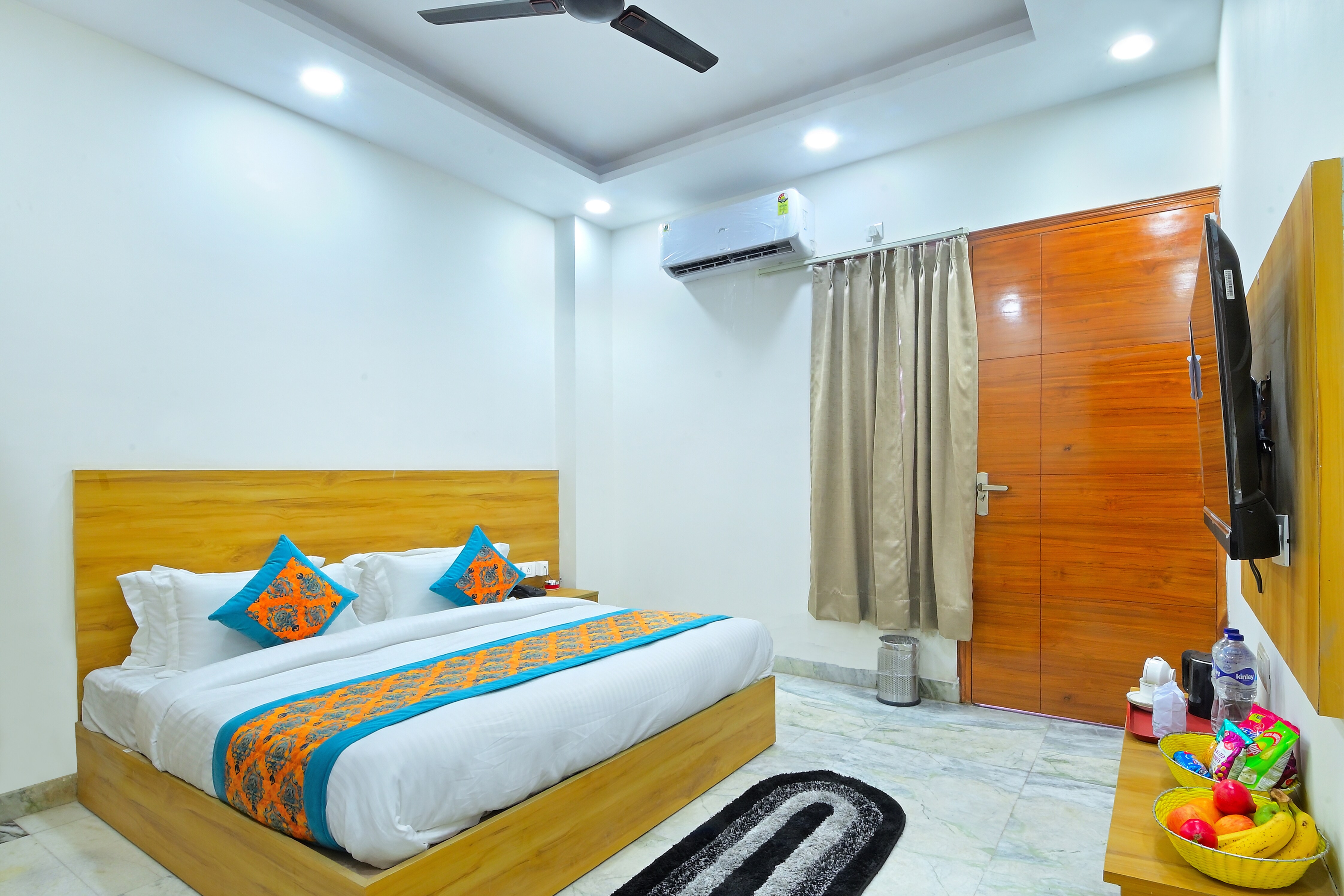 Hotel Param Continental - Tap to explore photos