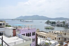 Gangaur Palace on Lake Pichola .