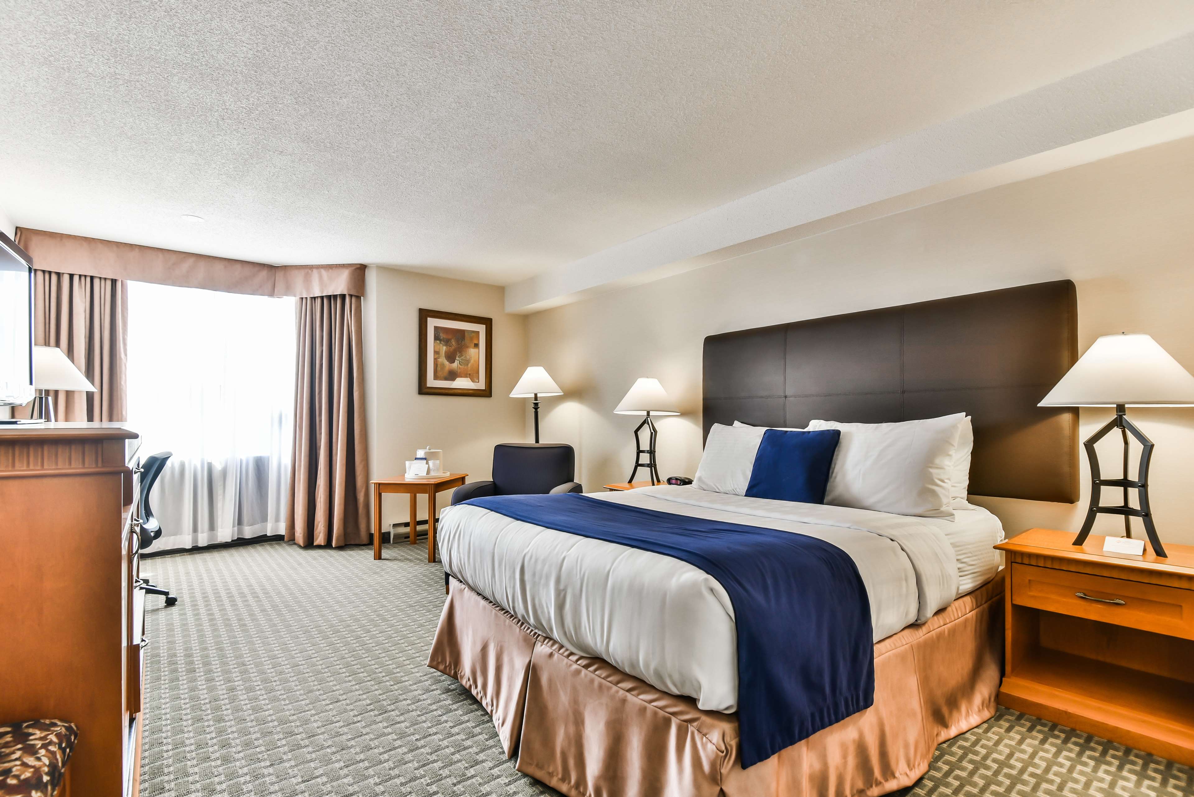 Best Western Plus Cambridge Hotel - Tap to explore photos