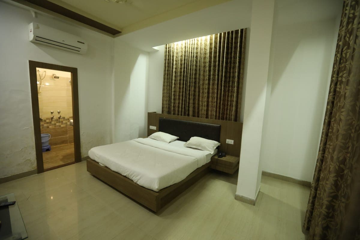 Hotel JMD Palace - Tap to explore photos