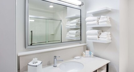 Hampton Inn & Suites by Hilton Macon I-475 Room Type - 2QN STDO MIC FRIDG WTBR NS