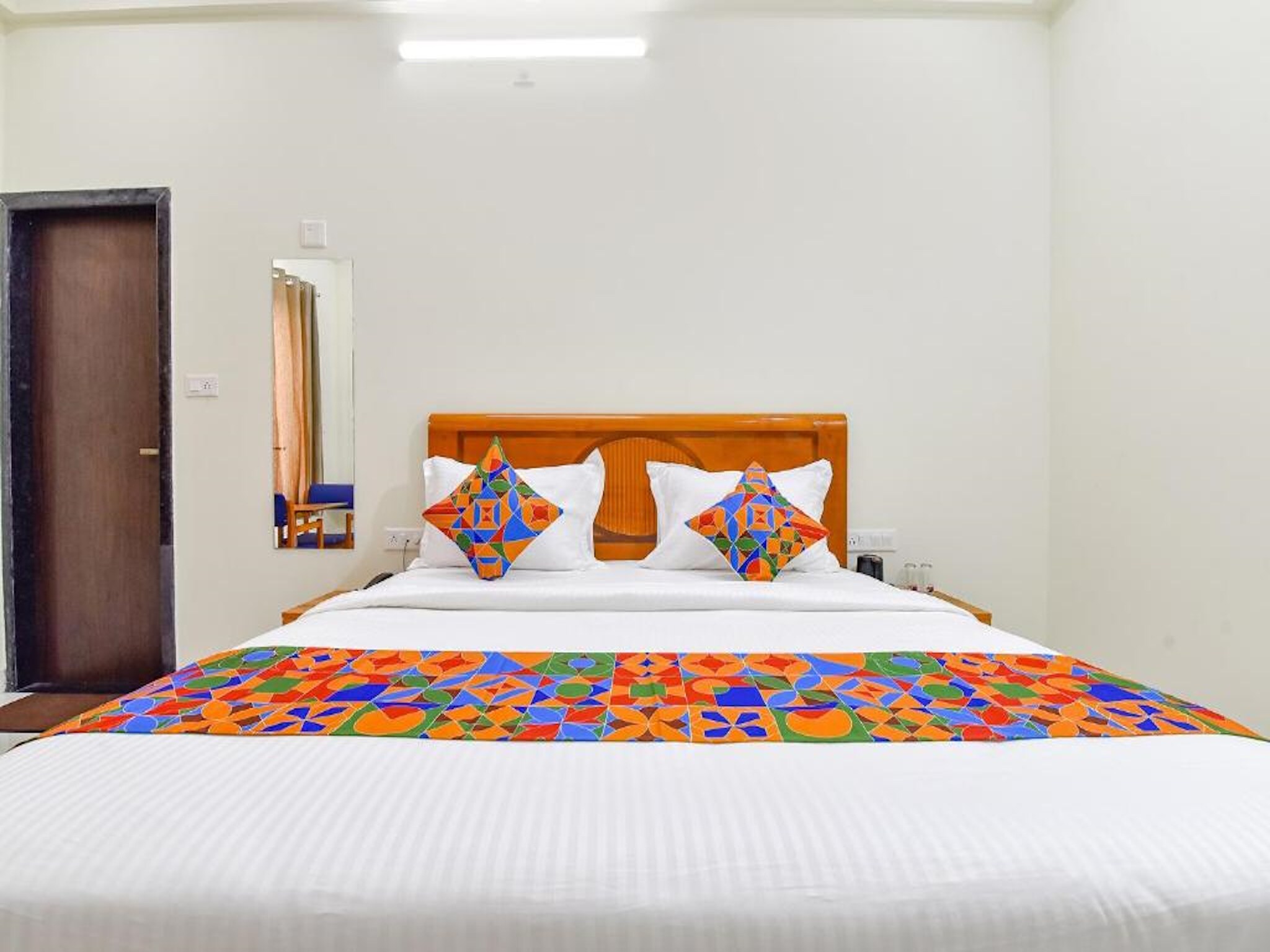 The Rainbow Hotel - 05 Mins from Lake Pichola - Tap to explore photos