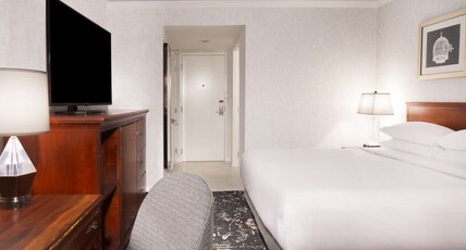 Hilton Atlanta Marietta Hotel & Conference Center Room Type - 1KG CITY VW MOB HR ACC TUB