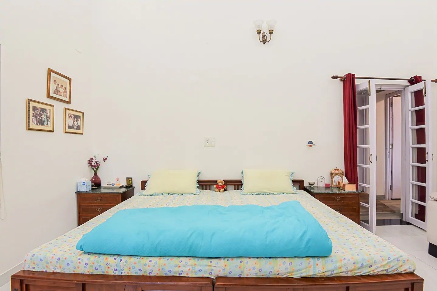 Priti Niwas 1 Room Set in Connaught Place - Tap to explore photos