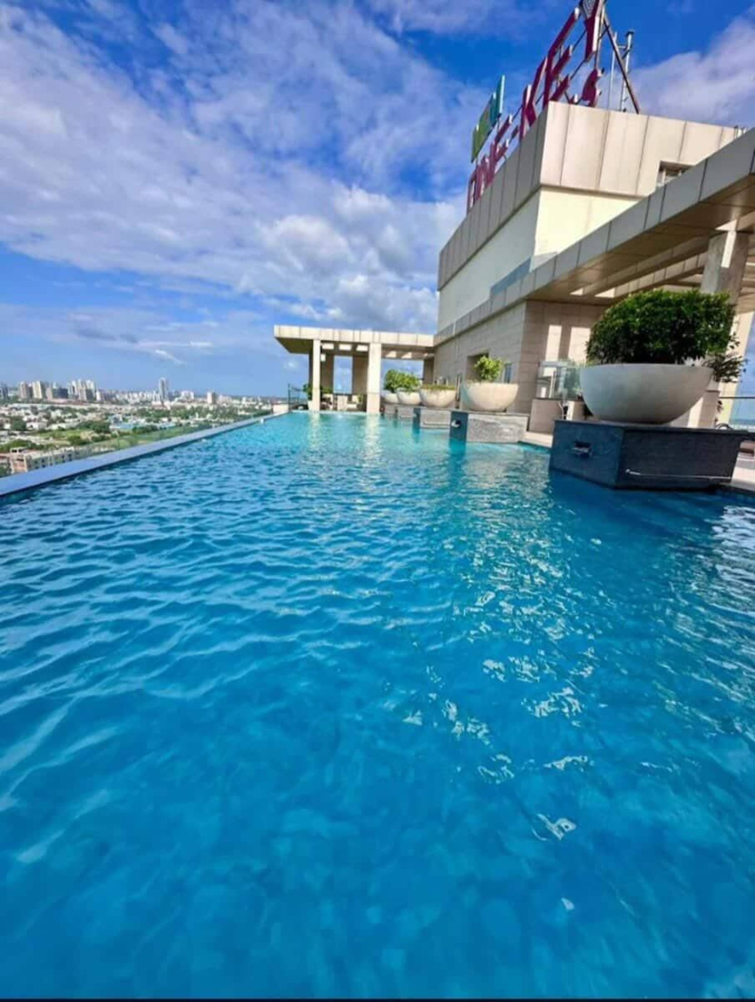 Sky Touch Luxury Infinity Pool - Tap to explore photos