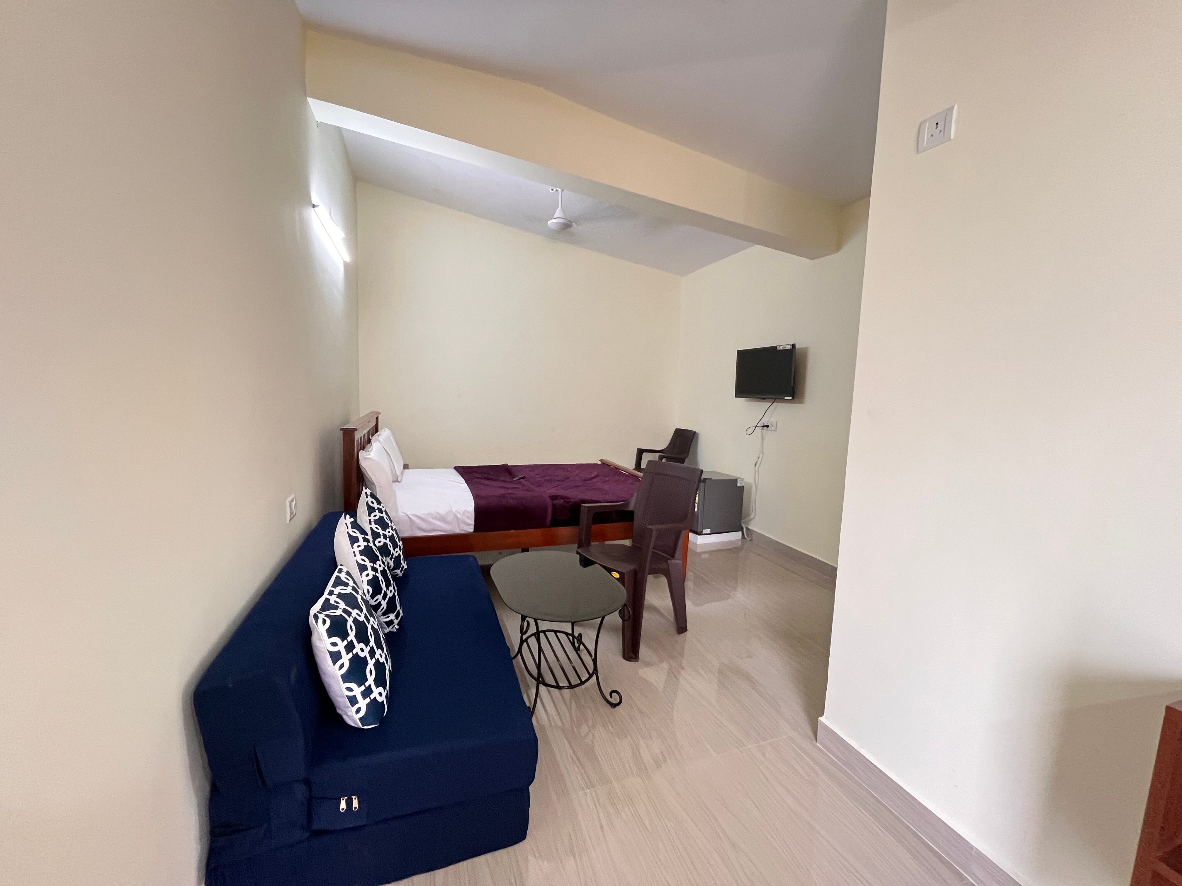 Cozy Inn Calangute - Tap to explore photos