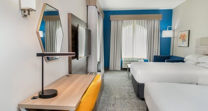 Holiday Inn Express Hotel & Suites Pittsburgh-South Side Room Type - 2 Queen Suite Sofa Bed