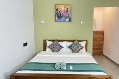 VAR Blue Haus AC 2 Rooms 8 min walk beach
