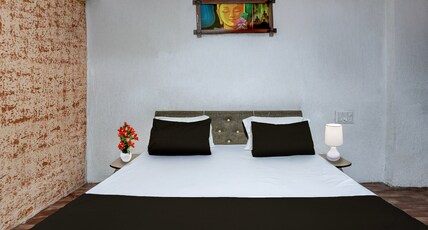 Collection O Lokmanya Nagar Metro Station Formerly Hotel Siddhivinayak Room Type - Deluxe