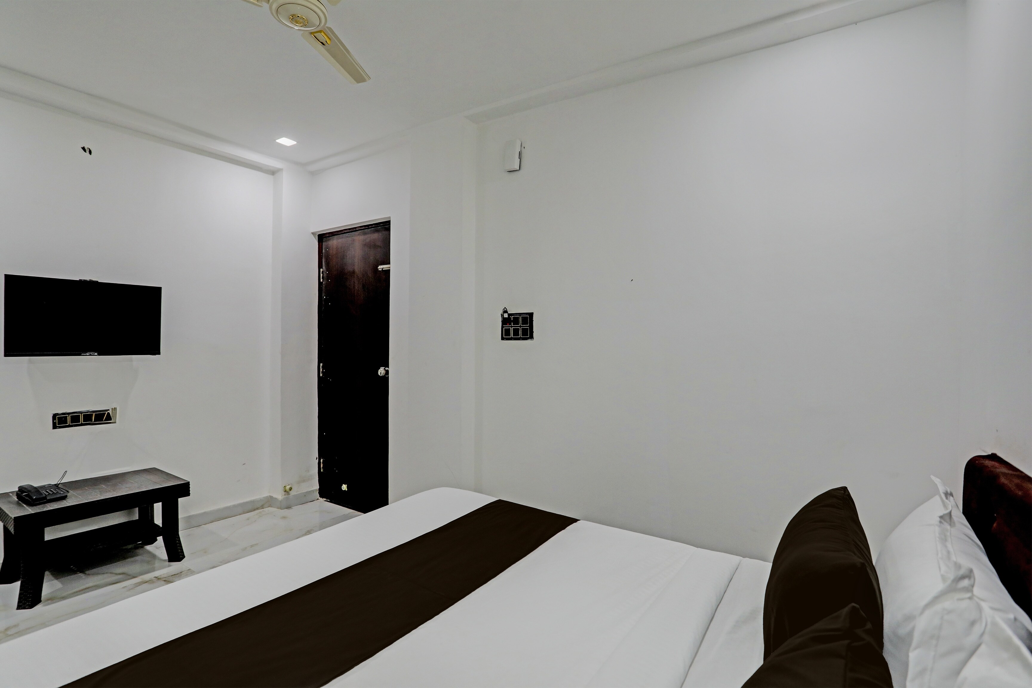 Flagship OYO Hotel Dream Inn - Tap to explore photos