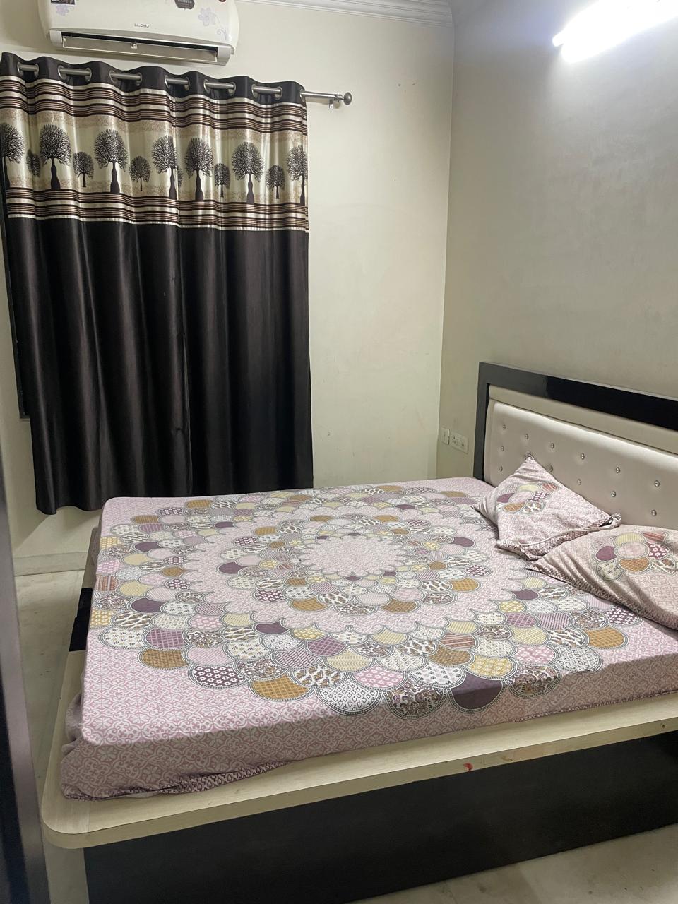 THE ROYAL HOTEL - Tap to explore photos