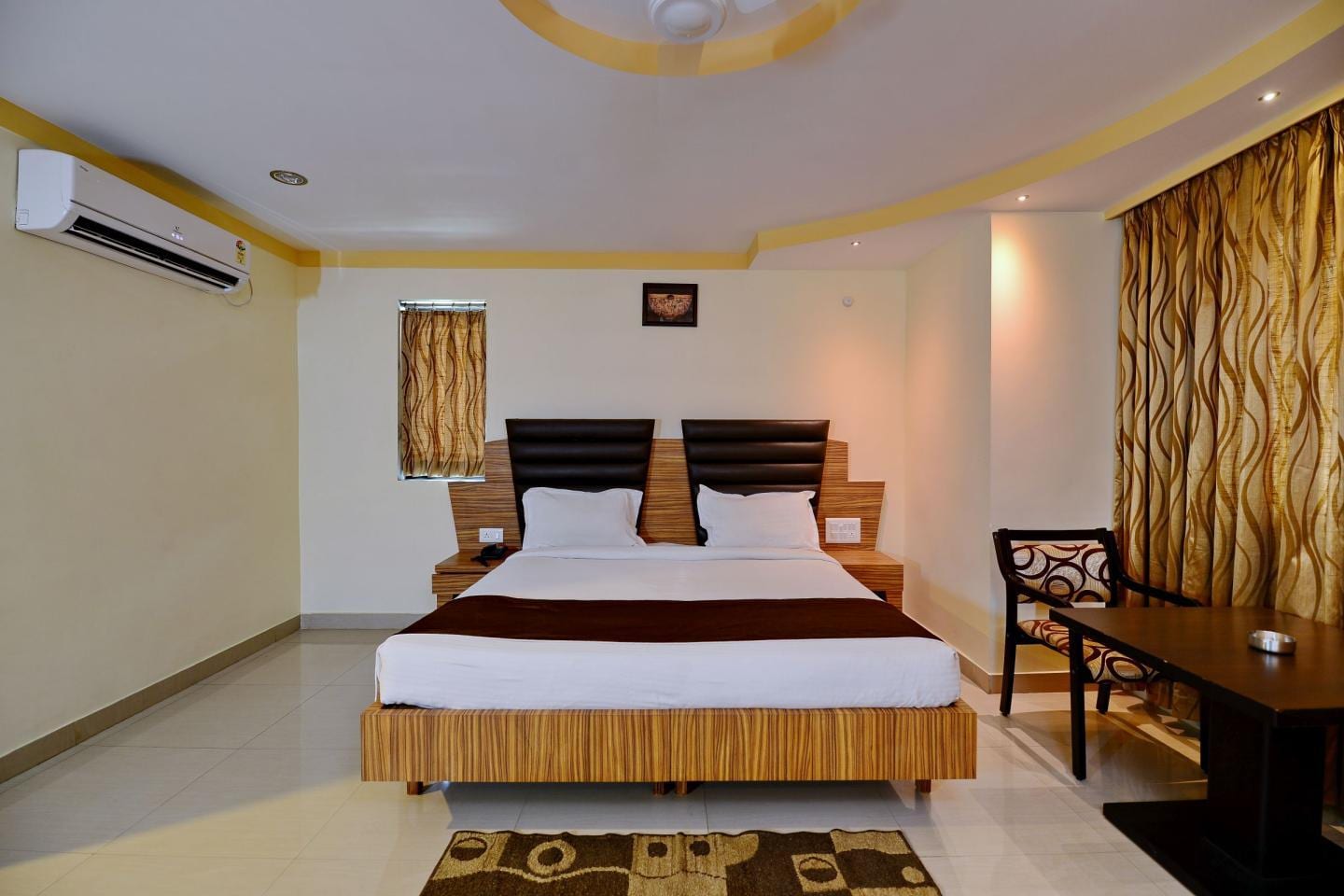 Hotel Jeet Continental - Tap to explore photos