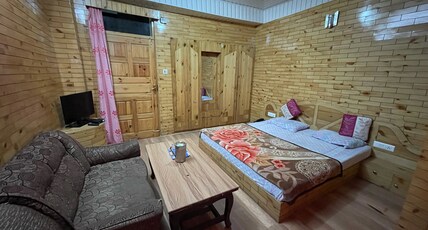 Hotel SnowFlake Room Type - Deluxe Room with Balcony and Free Wi-Fi