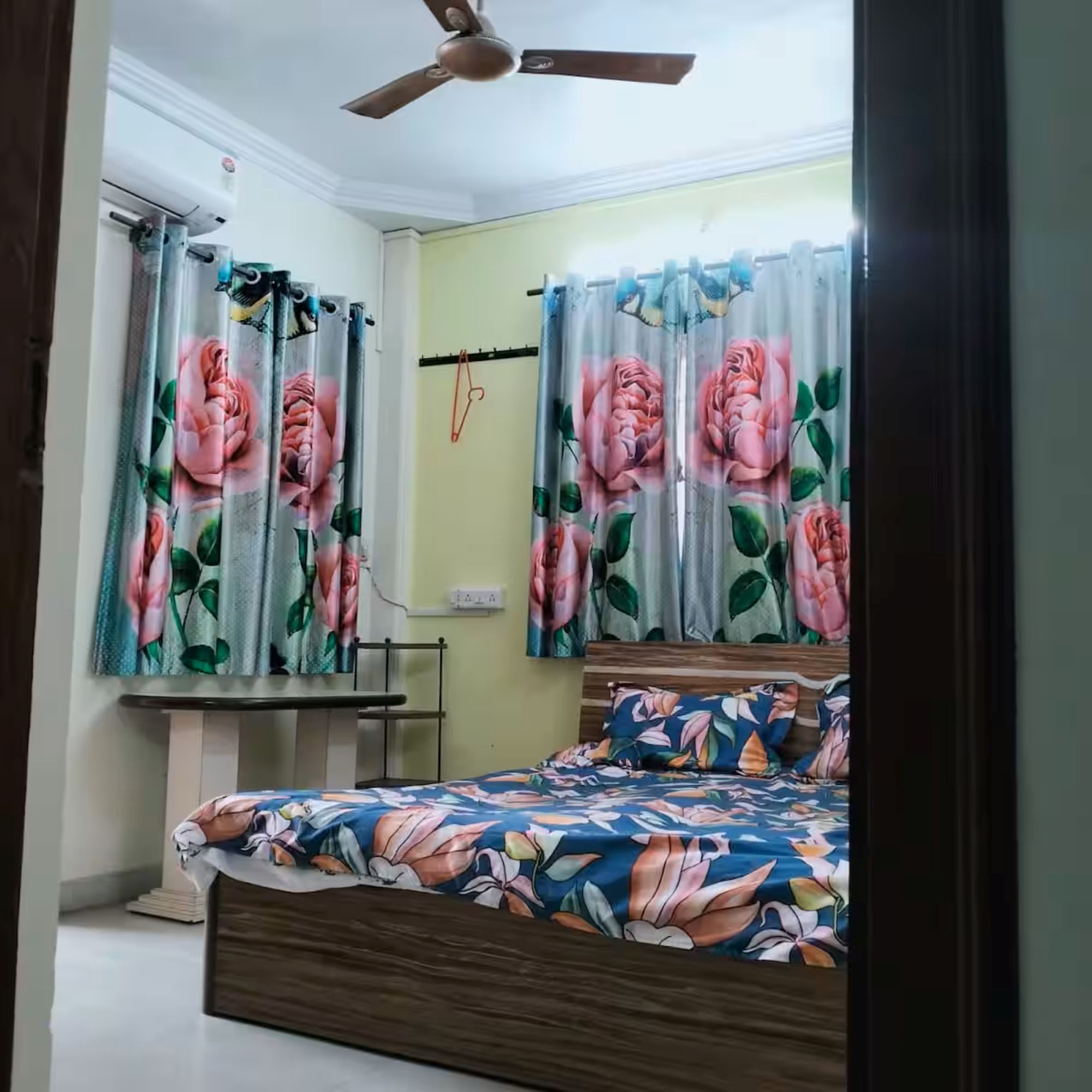 Cozy Room (Salona guest house Charkop) - Tap to explore photos