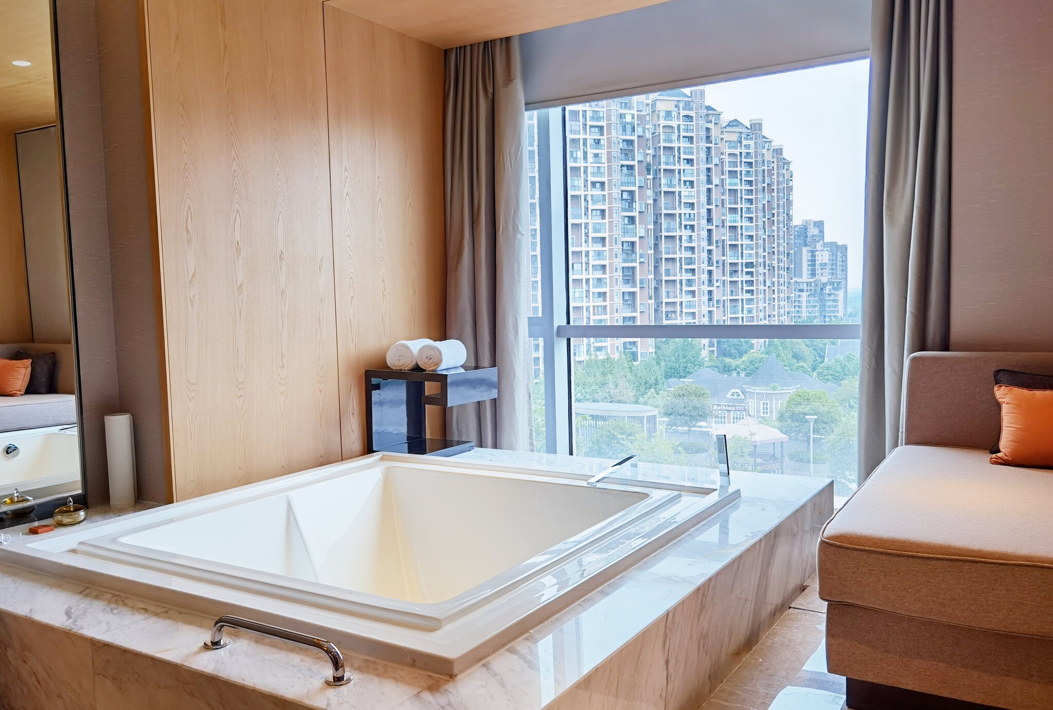 Crowne Plaza Chengdu Wenjiang - Tap to explore photos