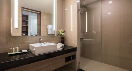 Best Western Plus Wanda Grand Hotel Room Type - 1 King Bed, Non-Smoking, Superior Room, Flat Screen Television, City View, Safe, Wi-Fi