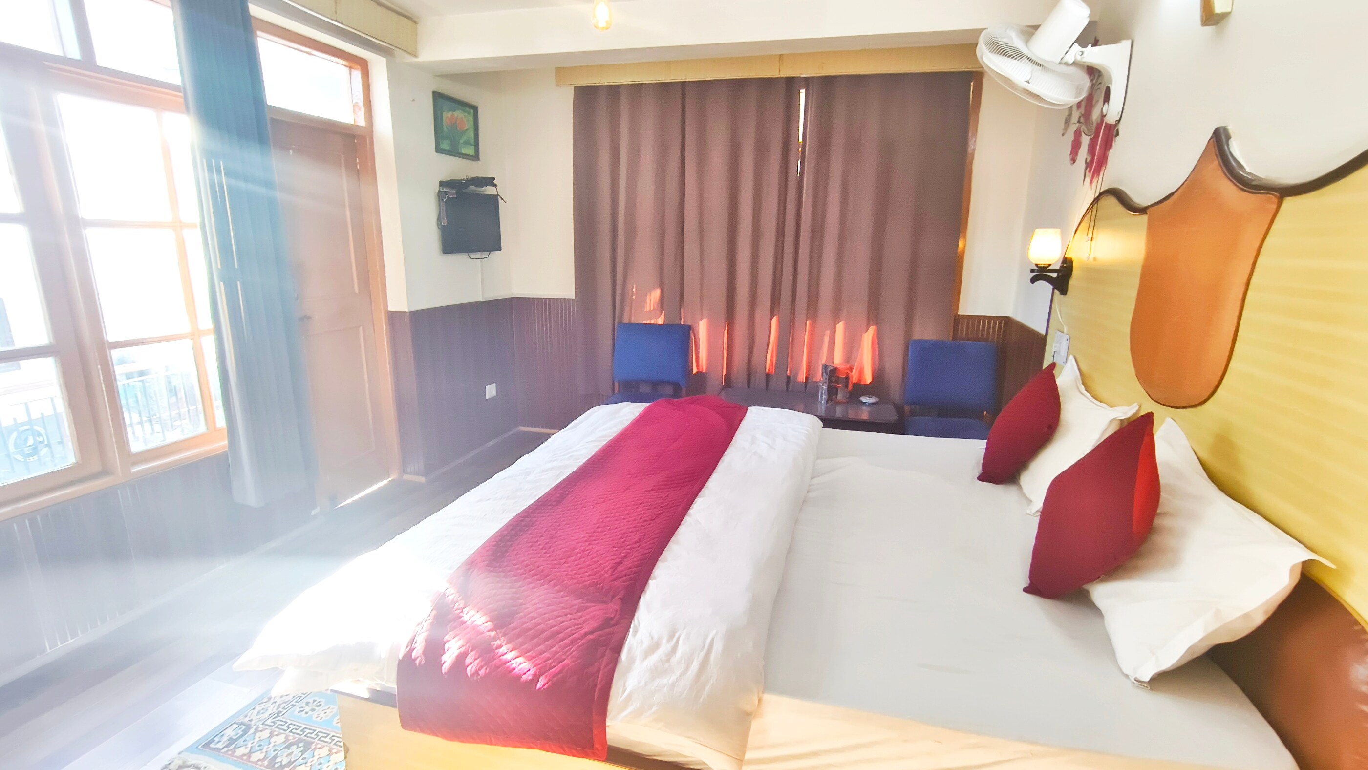 Hotel Gilbert - Tap to explore photos