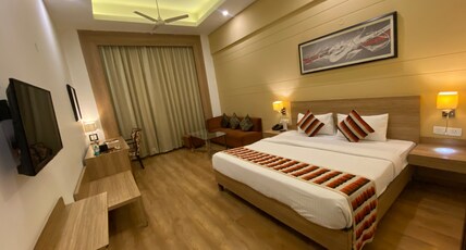Hotel KC Cross Road Room Type - Suite Room with Balcony