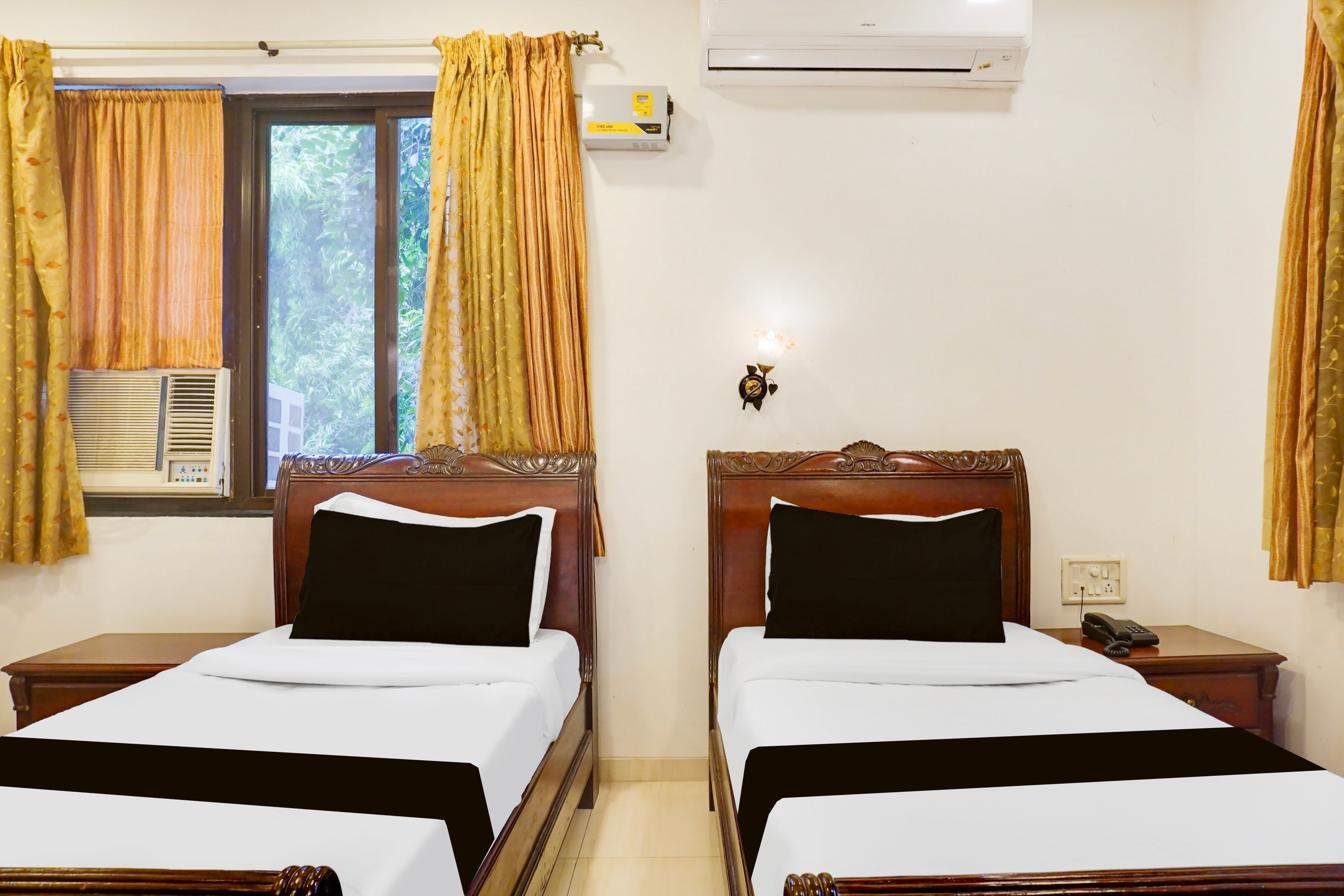 Super Townhouse Oak Prabhat Road - Tap to explore photos