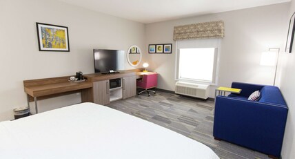 Hampton Inn by Hilton Mustang Room Type - KING W SOFA FRIDGE MICROWV