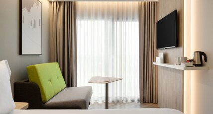 Holiday Inn Express EVORA Room Type - 1 Queen Standard Single Sofa Bed with Free Breakfast