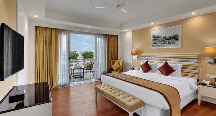 Amanora The Fern Pune, Series by Marriott Room Type - Winter Green Premium, Guest room, 1 King, City view, Balcony Amanora The Fern Pune, Series by Marriott Room Type - Winter Green Premium, Guest room, 1 King, City view, Balcony