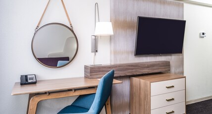Crowne Plaza MILWAUKEE SOUTH Room Type - 1 King Premium Top Floor