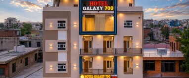 Hotel Galaxy 700 (Only 10 Min Walk from Temple)
