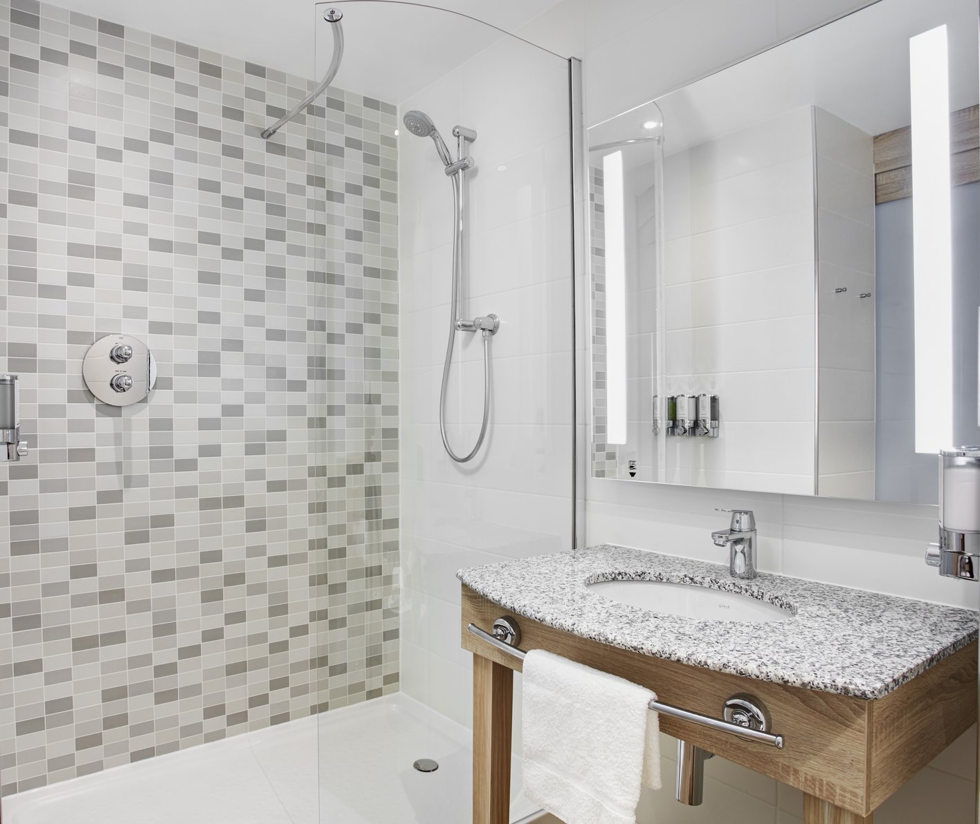 HAMPTON BY HILTON GLASGOW CENTRAL - Tap to explore photos