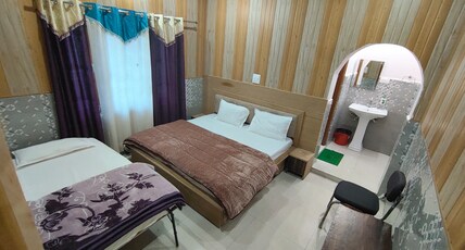 Omji-Kalindi Seva Sadan Room Type - Deluxe Triple Room