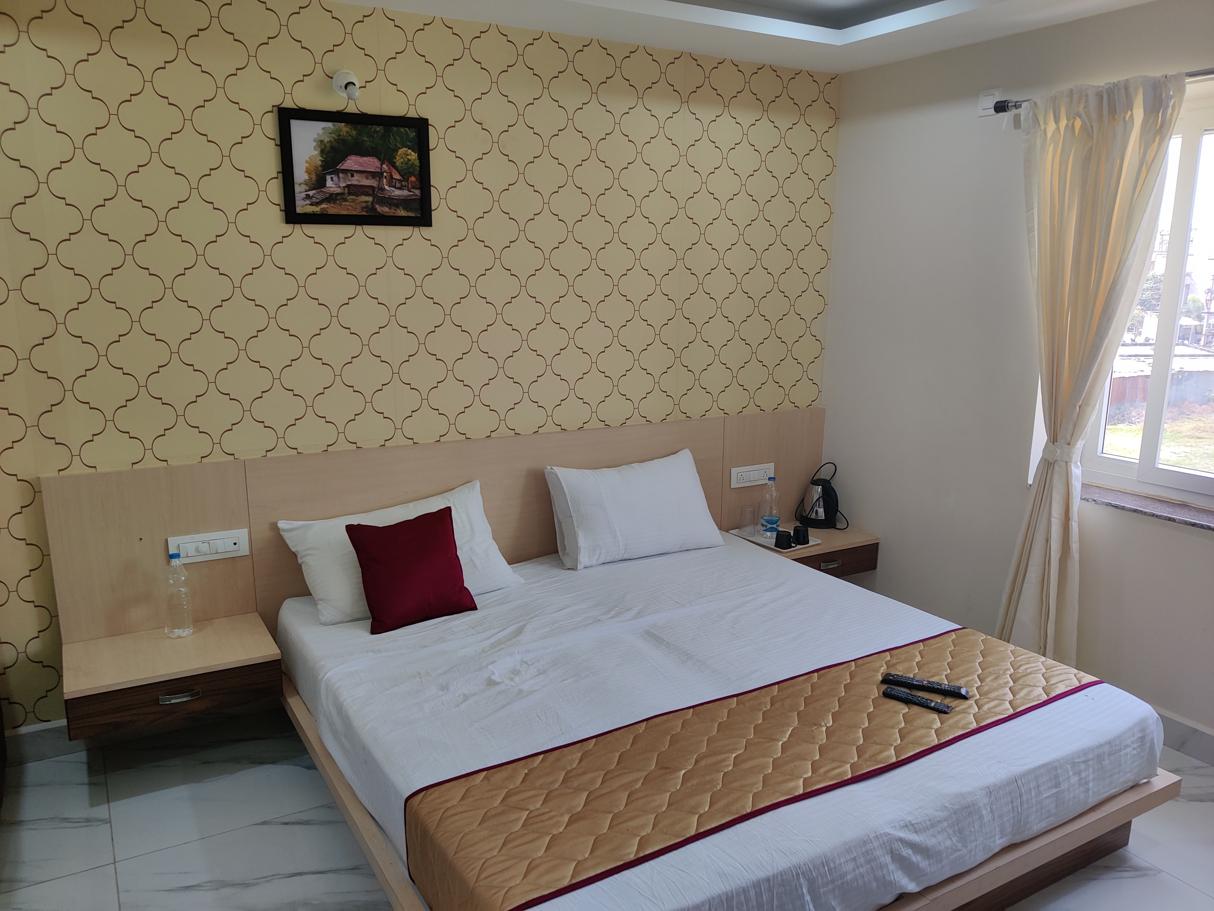 HOTEL SPRINGHILL - Tap to explore photos