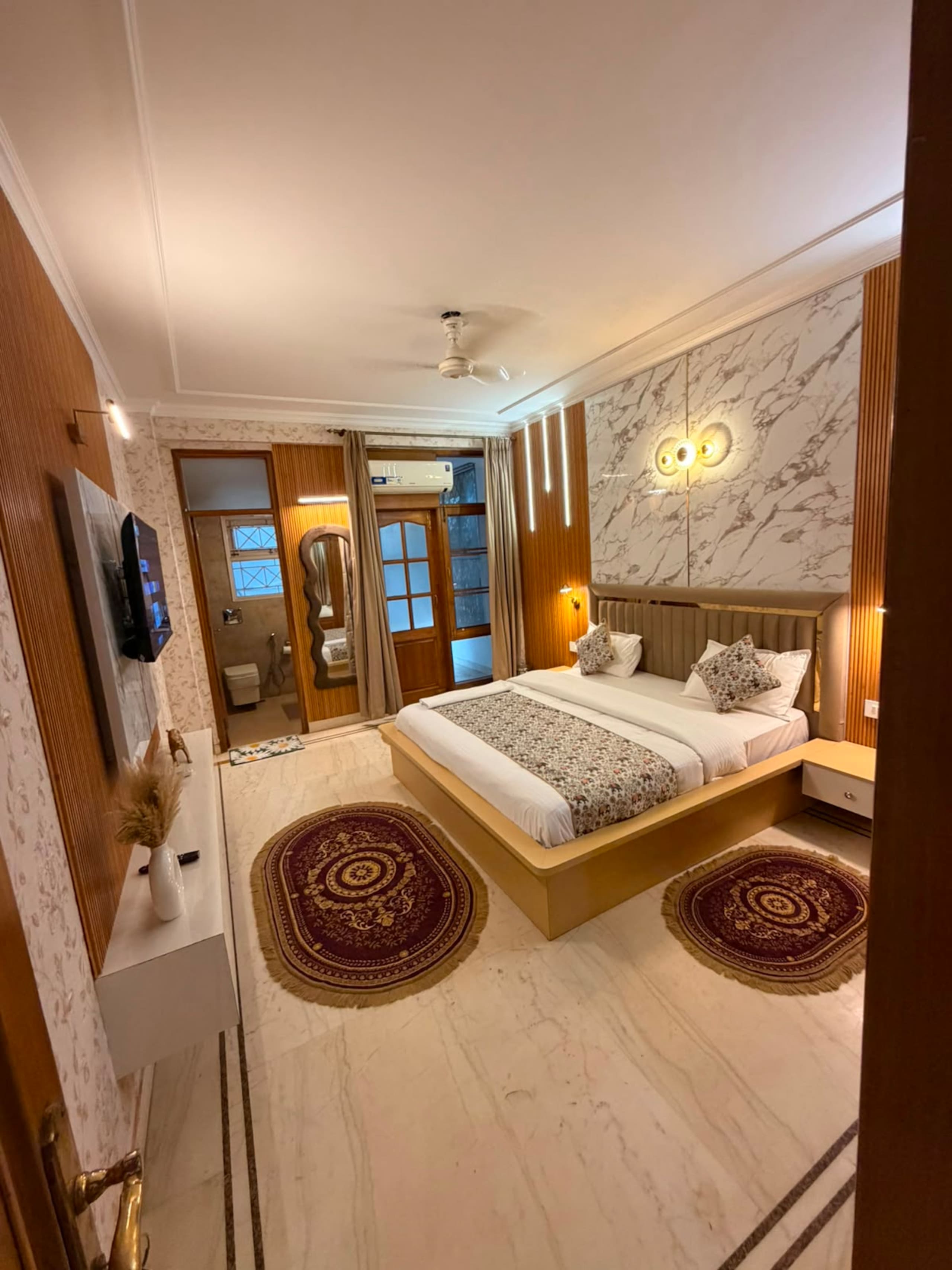 Diamond home stay studio 6 near max hospital - Tap to explore photos