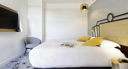 Mercure Orl Room Type - Privilege Room with large bed, sofa bed and terrace