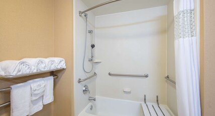 Hampton Inn & Suites Oklahoma City South Room Type - 2QN MOB HEARING ACC TUB NS