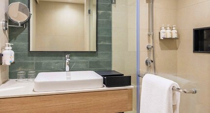 Holiday Inn Gurgaon NH8 by IHG Room Type - 1 King Standard Corner Room