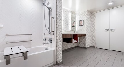 Holiday Inn Columbus, an IHG Hotel Room Type - 1 Qn 1 Double Premium Mobil Access Tub