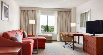Hampton Inn & Suites Denver - Cherry Creek Room Type - 1KG 1 BDRM STE MTNVW VIEW