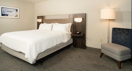 Holiday Inn Express Hotel & Suites St. Charles Room Type - 1 Kng Bed Standard Comm Mobil Access Tub