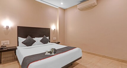 Super Townhouse Amaraa Hotel Near Phoenix Palassio Room Type - Deluxe