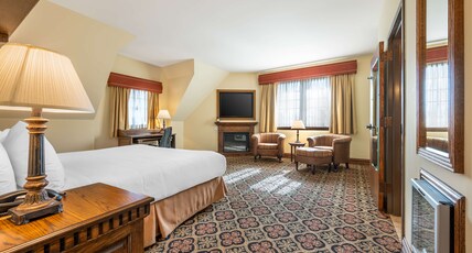 Best Western PREMIER Mariemont Inn Room Type - Accessible - 1 King, Mobility Accessible, Communication Assistance, Bathtub, Wi-Fi, Non-Smoking