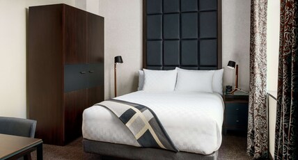 Joinery Hotel Pittsburgh, Curio Collection by Hilton Room Type - 1 QUEEN BED