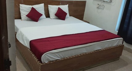 Ladlee Palace Room Type - Deluxe Double Bed Non AC