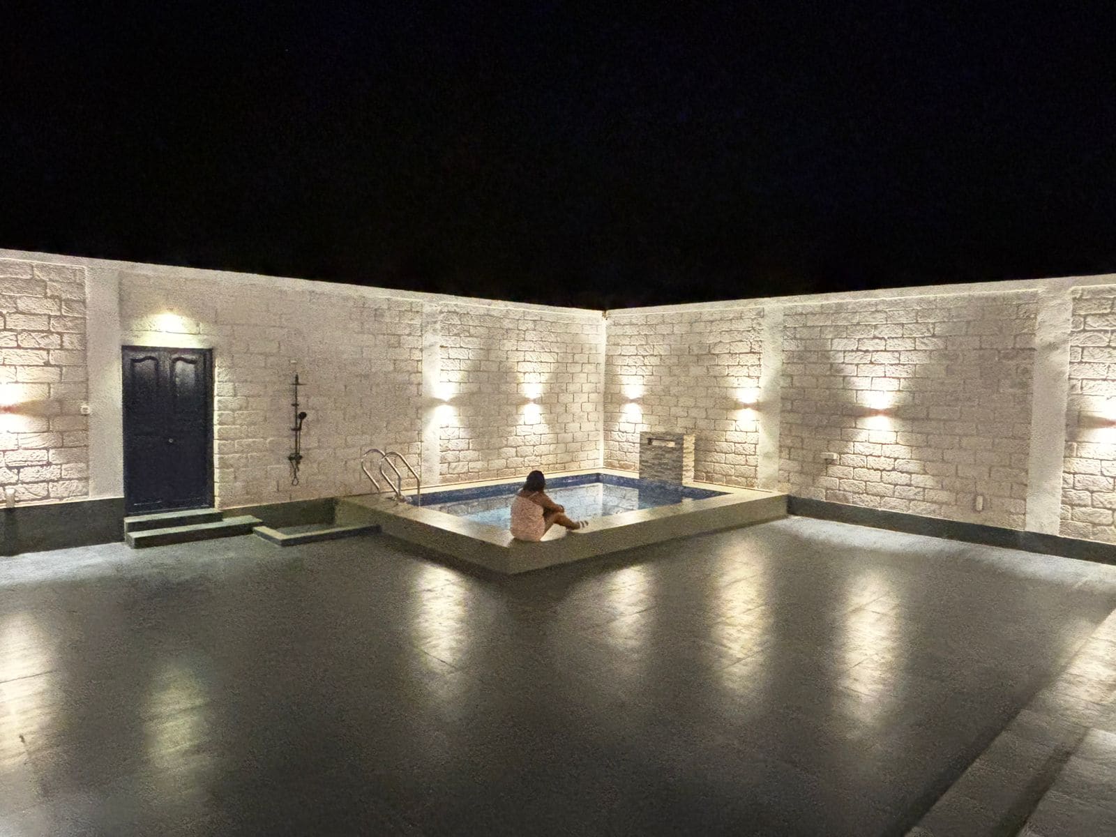 Casa Oceanus - Pool Facing Room - Ganpatipule - Tap to explore photos