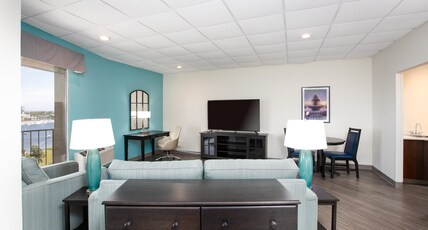 Holiday Inn Charleston Riverview, an IHG Hotel Room Type - 1 King Suite Scenic View