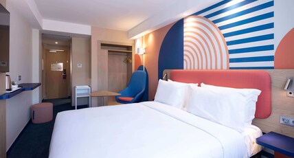 Holiday Inn Express & Suites LISBON - PR Room Type - 1 QUEEN STANDARD BALCONY