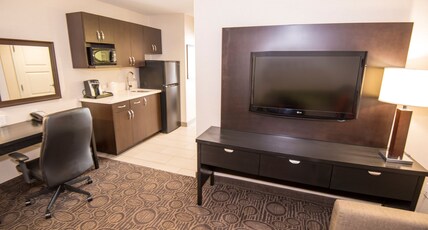 Holiday Inn & Suites RED DEER SOUTH Room Type - 1 King Suite
