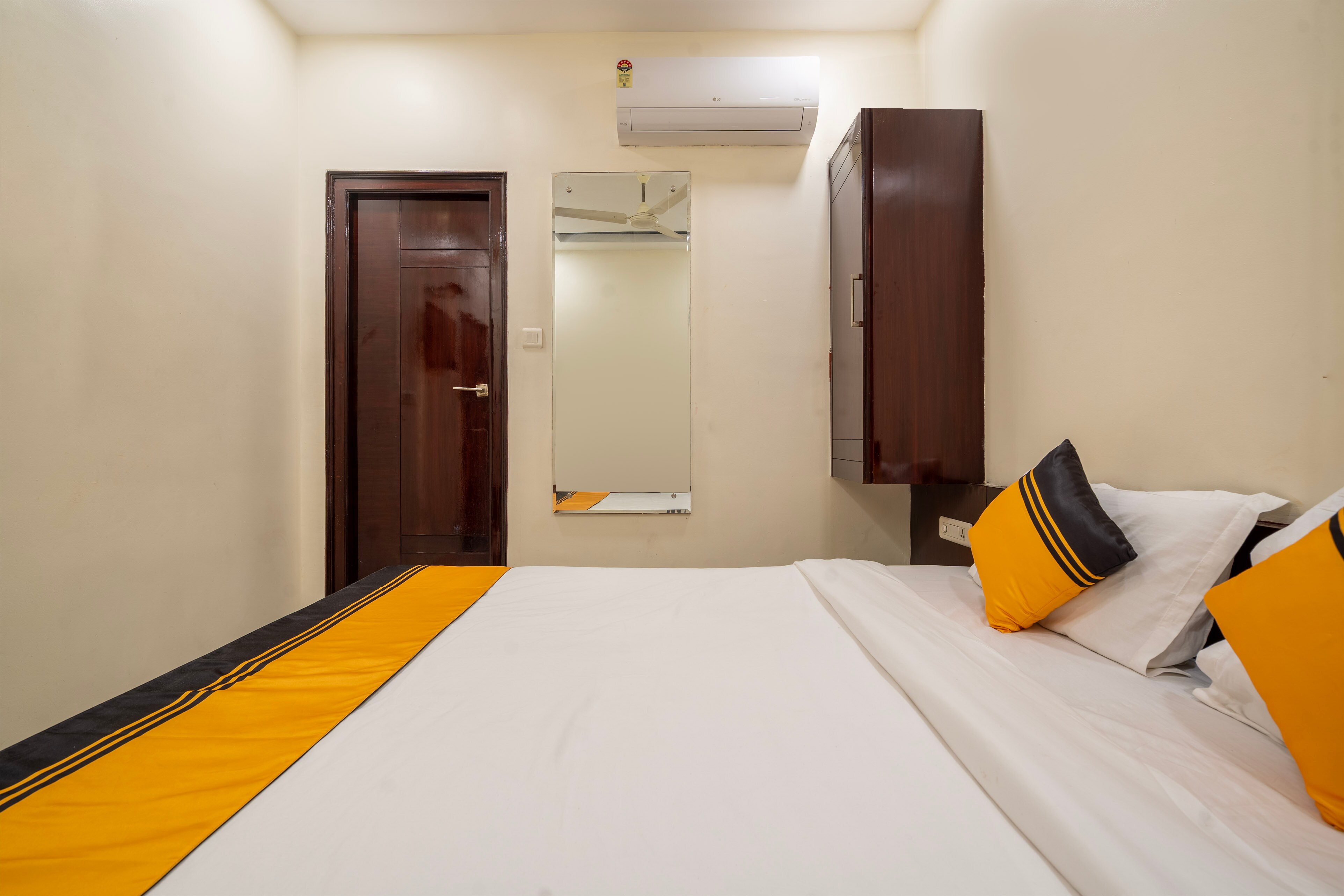 Itsy Hotels M - Tap to explore photos